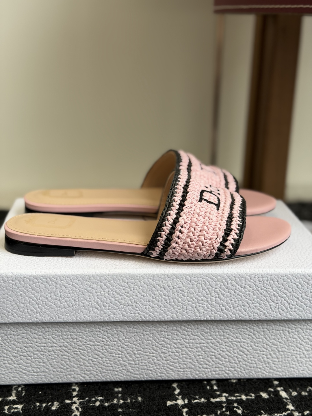 代购级DIOR 迪奥新品编织袋电绣凉拖 休闲度假风 夏日必入搭配单品 面料：立体刺绣 飞织内里：垫脚羊皮