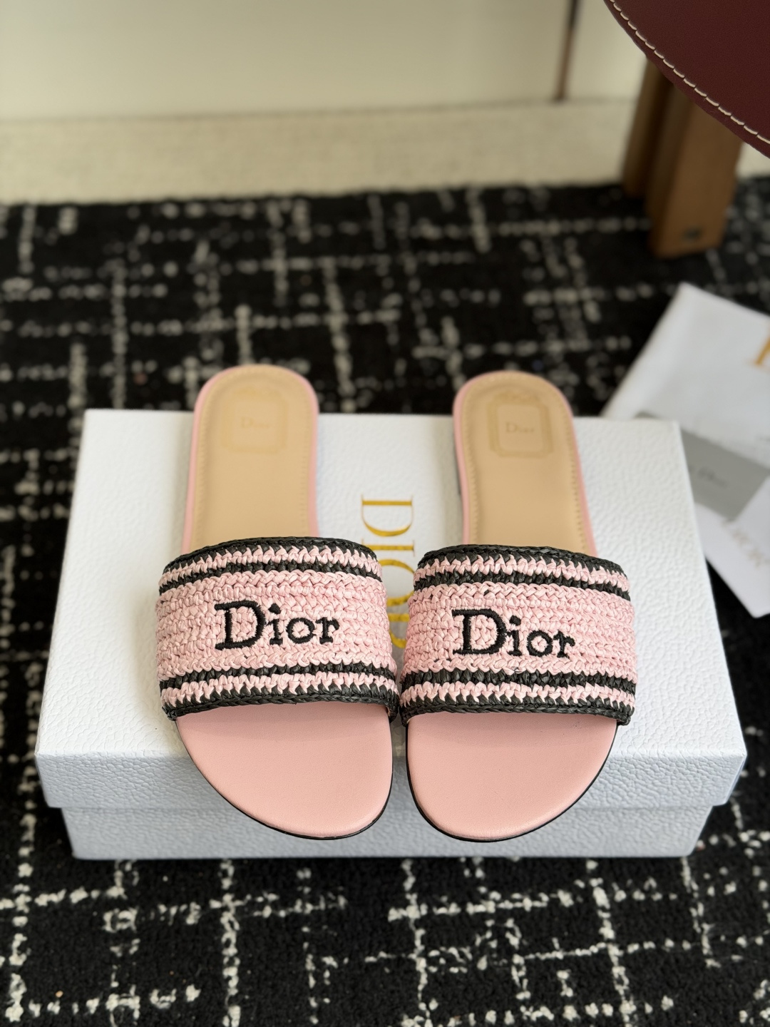 代购级DIOR 迪奥新品编织袋电绣凉拖 休闲度假风 夏日必入搭配单品 面料：立体刺绣 飞织内里：垫脚羊皮