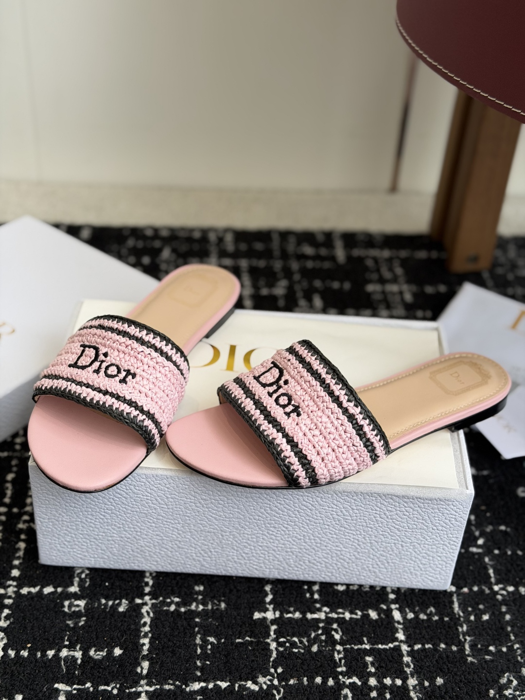 代购级DIOR 迪奥新品编织袋电绣凉拖 休闲度假风 夏日必入搭配单品 面料：立体刺绣 飞织内里：垫脚羊皮
