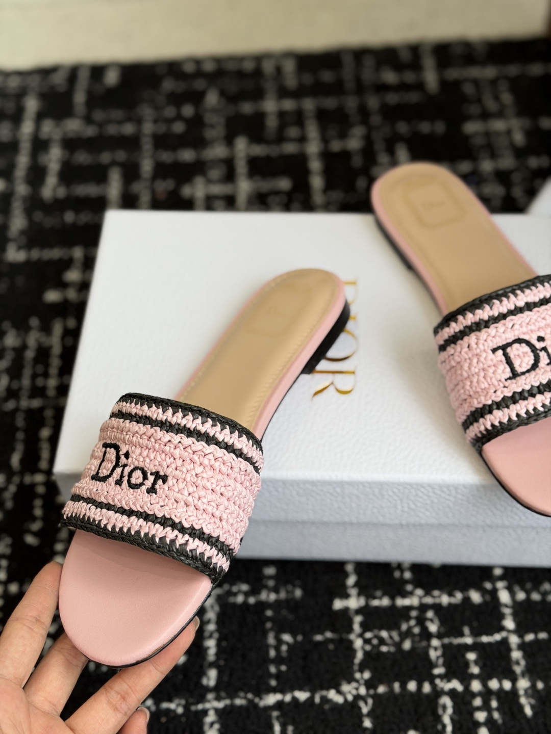 代购级DIOR 迪奥新品编织袋电绣凉拖 休闲度假风 夏日必入搭配单品 面料：立体刺绣 飞织内里：垫脚羊皮