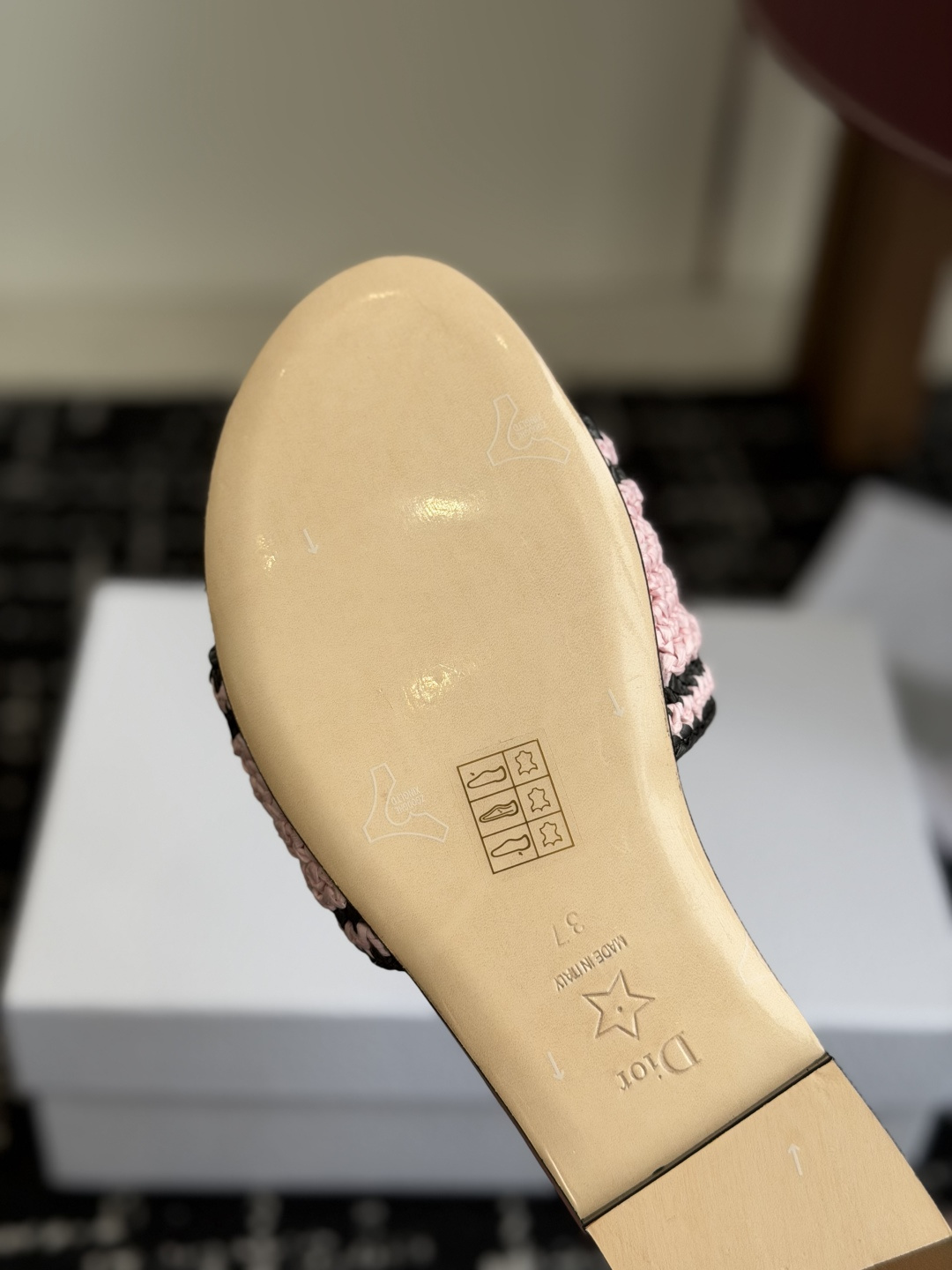 代购级DIOR 迪奥新品编织袋电绣凉拖 休闲度假风 夏日必入搭配单品 面料：立体刺绣 飞织内里：垫脚羊皮