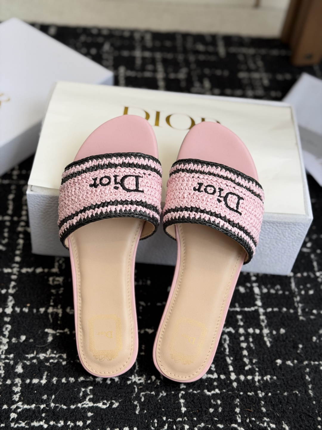 代购级DIOR 迪奥新品编织袋电绣凉拖 休闲度假风 夏日必入搭配单品 面料：立体刺绣 飞织内里：垫脚羊皮