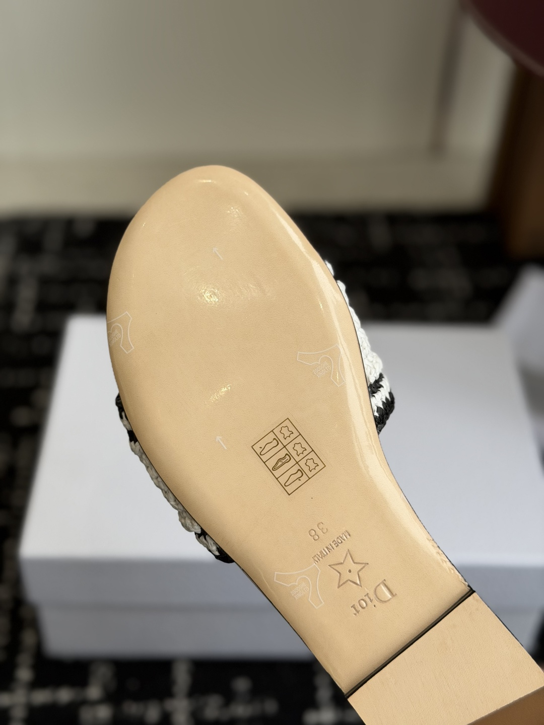 代购级DIOR 迪奥新品编织袋电绣凉拖 休闲度假风 夏日必入搭配单品 面料：立体刺绣 飞织内里：垫脚羊皮
