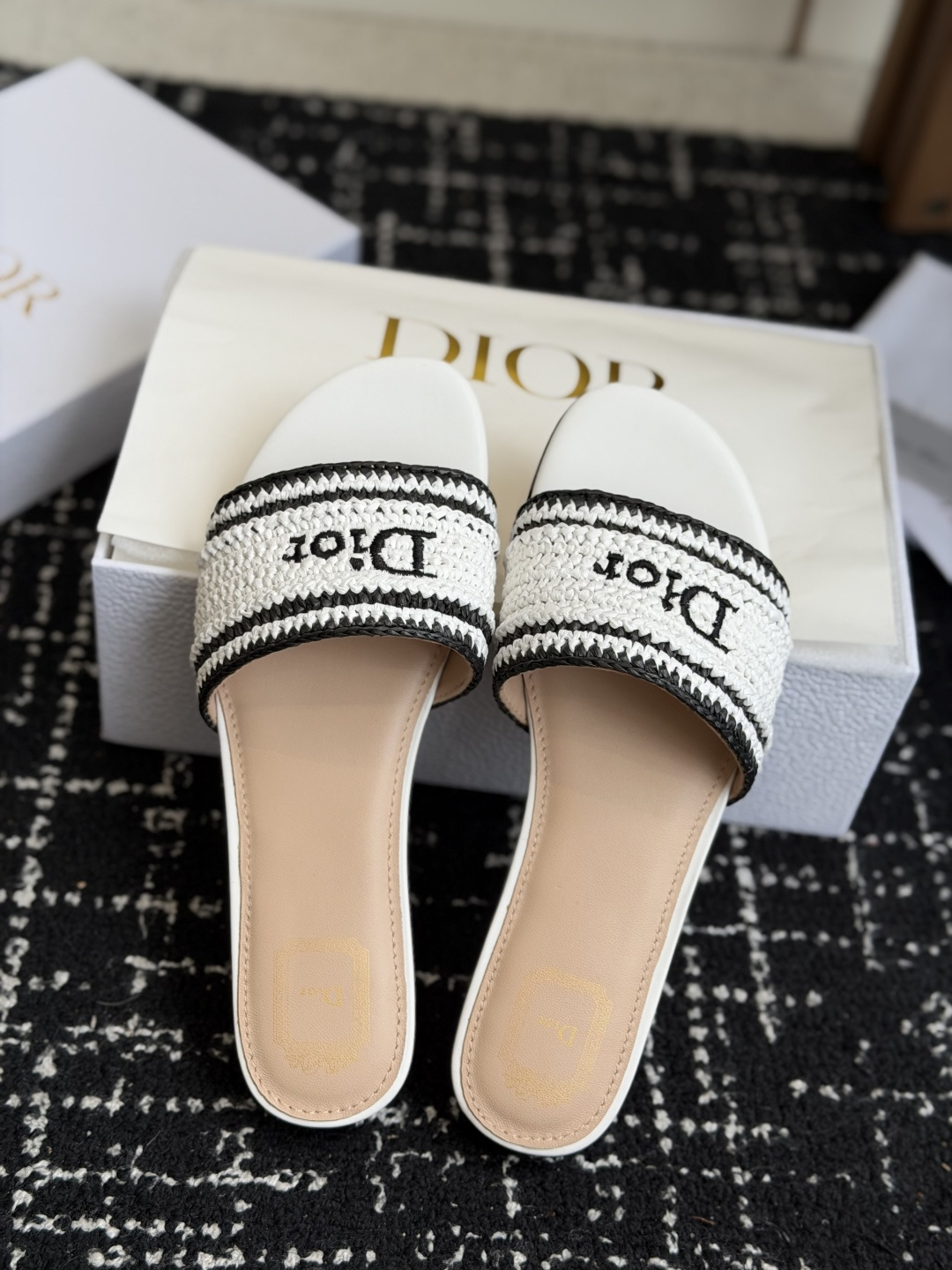NO:817537,Purchasing agent level DIOR Dior's new woven bag electric embroidery sandals, casual holiday style, a must-have item for summer, three-dimensional embroidery on the fabric, fly weaving, sheepskin lining, high heels/4.5cm outsole, Italian genuine leather outsole, original pattern making, one-to-one reproduction, complete package!  Size#35-42 (40 41 42 customized, non-returnable), slippers, dior, dior, slippers, sheepskin, Leather soles19860909代购级 DIOR 迪奥新品编织袋电绣凉拖 休闲度假风 夏日必入搭配单品 面料立体刺绣 飞织 内里垫脚羊皮 跟高平底/4.5cm 大底意大利真皮大底 原版打版,一比一复刻 全套包装！ Size#35-42（40 41 42定做不退换）,拖鞋,dior,dior,slippers,sheepskin,Leather soles,Women's Shoes
