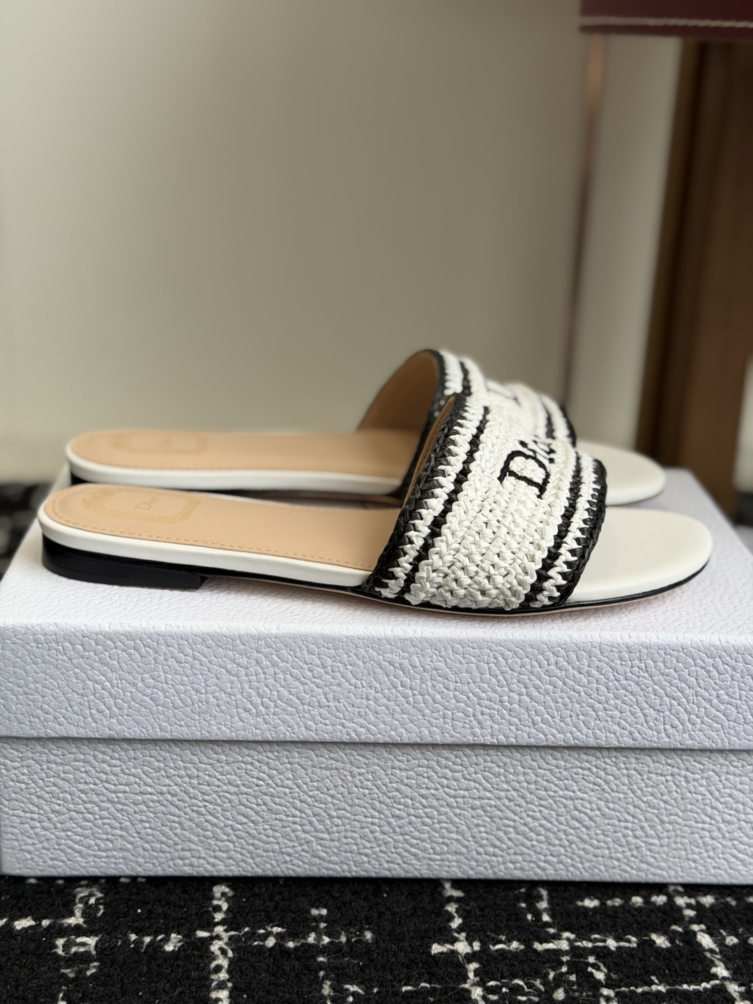 代购级DIOR 迪奥新品编织袋电绣凉拖 休闲度假风 夏日必入搭配单品 面料：立体刺绣 飞织内里：垫脚羊皮