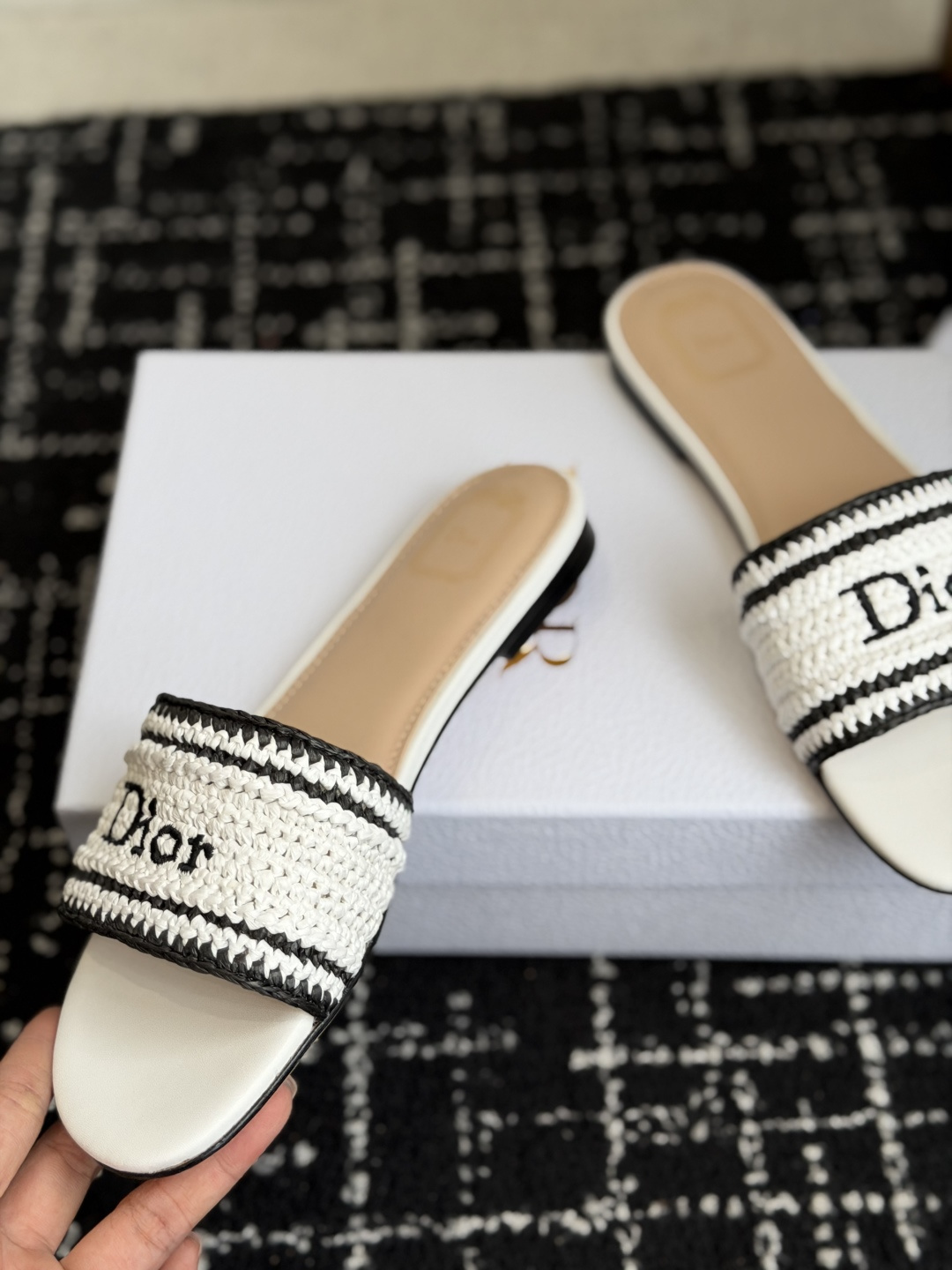代购级DIOR 迪奥新品编织袋电绣凉拖 休闲度假风 夏日必入搭配单品 面料：立体刺绣 飞织内里：垫脚羊皮