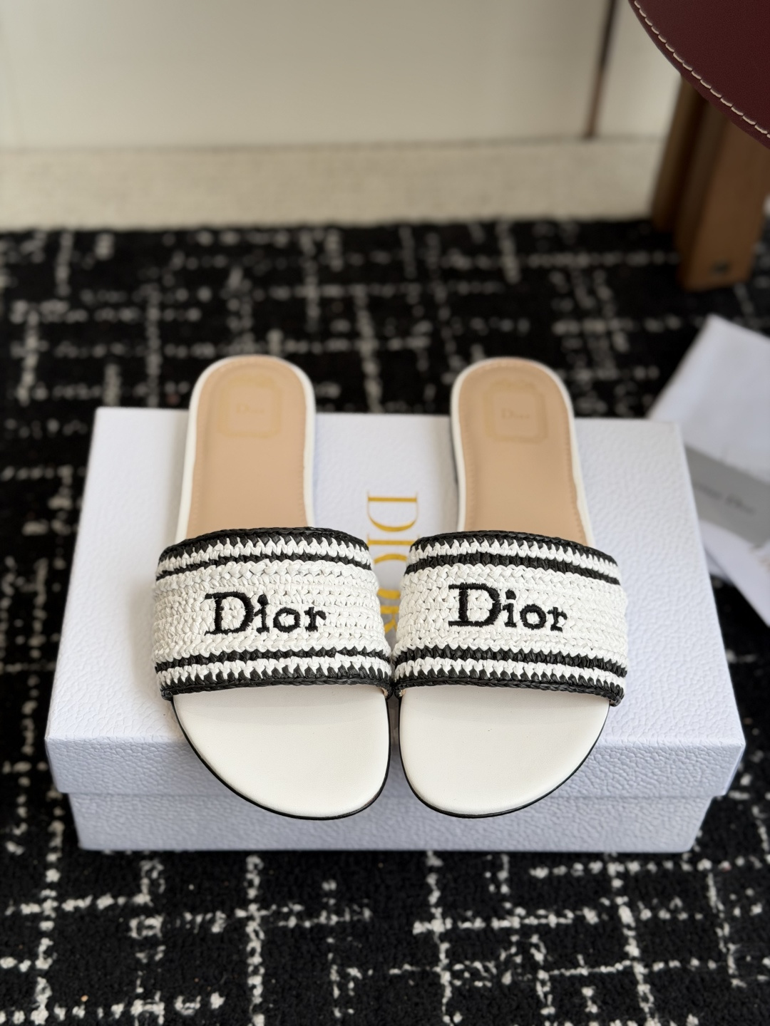 代购级DIOR 迪奥新品编织袋电绣凉拖 休闲度假风 夏日必入搭配单品 面料：立体刺绣 飞织内里：垫脚羊皮