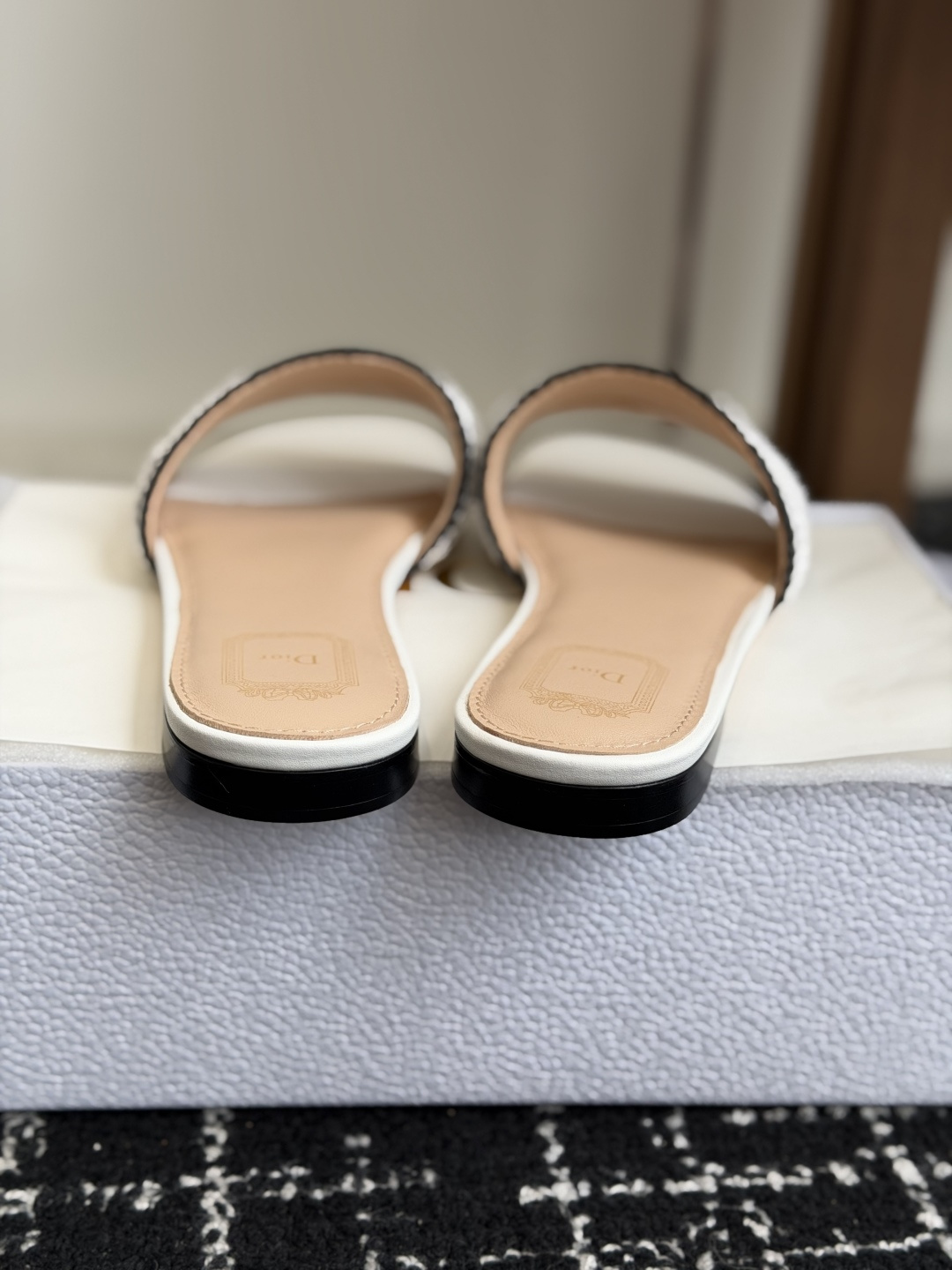 代购级DIOR 迪奥新品编织袋电绣凉拖 休闲度假风 夏日必入搭配单品 面料：立体刺绣 飞织内里：垫脚羊皮