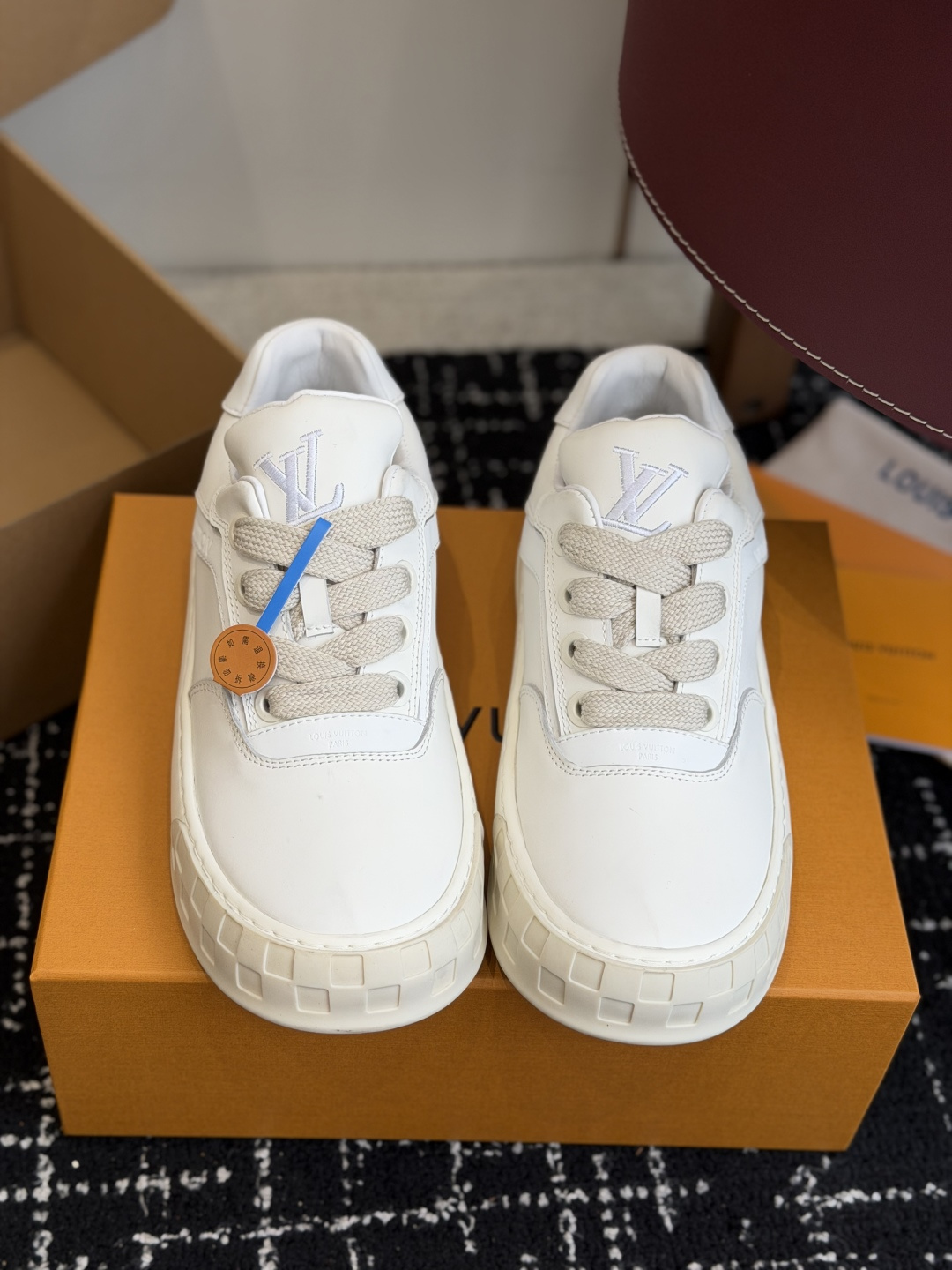 NO:817533,Purchasing agent level (official website sync box packaging) Louis Vuitton Louis Vuitton 26ss new color sneakers casual shoes original 11 development!  !  The upper foot is very comfortable. It is made of luxurious materials and fine workmanship. The midsole is printed with English letters made in Europe. The upper is made of suede imported from Italy. The side is decorated with the brand LOGO and signature. The latest latex foot mesh lining makes the foot feel super comfortable. The original factory specializes in the original two-color TPU combination outsole. Package technology Goodyear stitched seam. Size men and women 35-46 (46 is custom-made and cannot be returned or exchanged), casual shoes/sports shoes, louis vuitton, louis  vuitton,sneakers,chamois leather19860909代购级（官网同步盒包装） Louis vuitton路易威登 26ss 新色 板鞋 休闲鞋 原版11开发！！上脚非常舒适 奢侈用料,做工精细,中底印有欧洲制造英文字母 鞋面由意大利进口麂皮拼接,侧边饰有品牌LOGO标志及签名,最新乳胶垫脚网布内里,脚感超舒适.原厂特供原版双色TPU组合大底.套包工艺 固特异缝合锁边 Size男女35-46（46订做不退换）,休闲鞋/运动鞋,louis vuitton,louis vuitton,sneakers,chamois leather,Women's Shoes