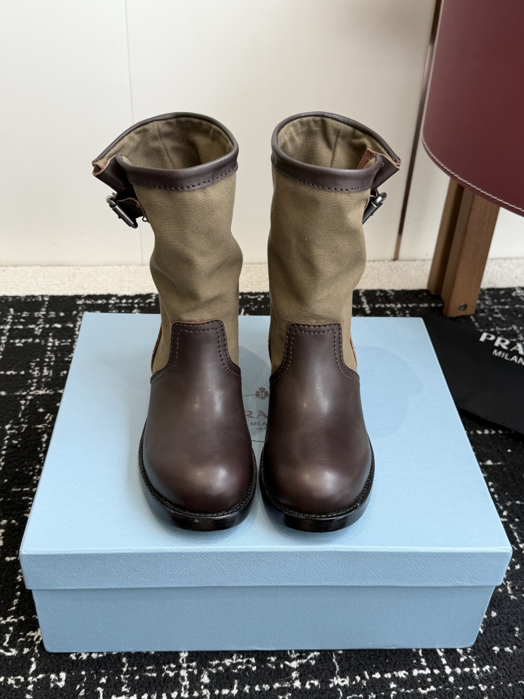 NO:817527,Purchasing agent Prada 26ss autumn and winter retro western cowboy boots, fashionable motorcycle Martin boots, unique taste, everyone loves and easy to control, they are popular every year. There is also a versatile classic shoe last, enough to conquer you, wear it, increase the height and casual, simple and handsome on the feet. Calfskin canvas upper, cowhide lining, outsole, rubber outsole, genuine leather welt Size #35-41 (40  41 Custom-made (non-refundable), boots, prada, prada, boots, cowhide19860909代购级 Prada普拉达 26ss 秋冬 复古西部牛仔靴 时尚机车马丁靴,独到味道,人人都爱也轻松驾驭 每年都会爆.还有就是百搭经典的鞋楦,足以征服你,穿上它,增高休闲两不失误,上脚简单帅气 鞋面小牛皮帆布 内里牛皮里布 大底橡胶大底真皮沿条 Size#35-41（40 41订做不退换）,靴子,prada,prada,boots,cowhide,Women's Shoes