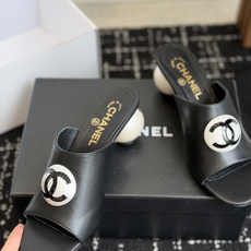 代购级Chanel 26ss 春夏系列 大珍珠跟 凉拖鞋非常火的大双C设计,独特的珍珠大扣,非常耗时耗力 代购级Chanel 26ss 春夏系列 大珍珠跟 凉拖鞋非常火的大双C设计,独特的珍珠大扣,非常耗时耗力