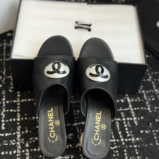 代购级Chanel 26ss 春夏系列 大珍珠跟 凉拖鞋非常火的大双C设计,独特的珍珠大扣,非常耗时耗力 代购级Chanel 26ss 春夏系列 大珍珠跟 凉拖鞋非常火的大双C设计,独特的珍珠大扣,非常耗时耗力