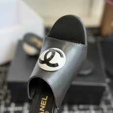 代购级Chanel 26ss 春夏系列 大珍珠跟 凉拖鞋非常火的大双C设计,独特的珍珠大扣,非常耗时耗力 代购级Chanel 26ss 春夏系列 大珍珠跟 凉拖鞋非常火的大双C设计,独特的珍珠大扣,非常耗时耗力