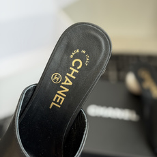 代购级Chanel 26ss 春夏系列 大珍珠跟 凉拖鞋非常火的大双C设计,独特的珍珠大扣,非常耗时耗力 代购级Chanel 26ss 春夏系列 大珍珠跟 凉拖鞋非常火的大双C设计,独特的珍珠大扣,非常耗时耗力