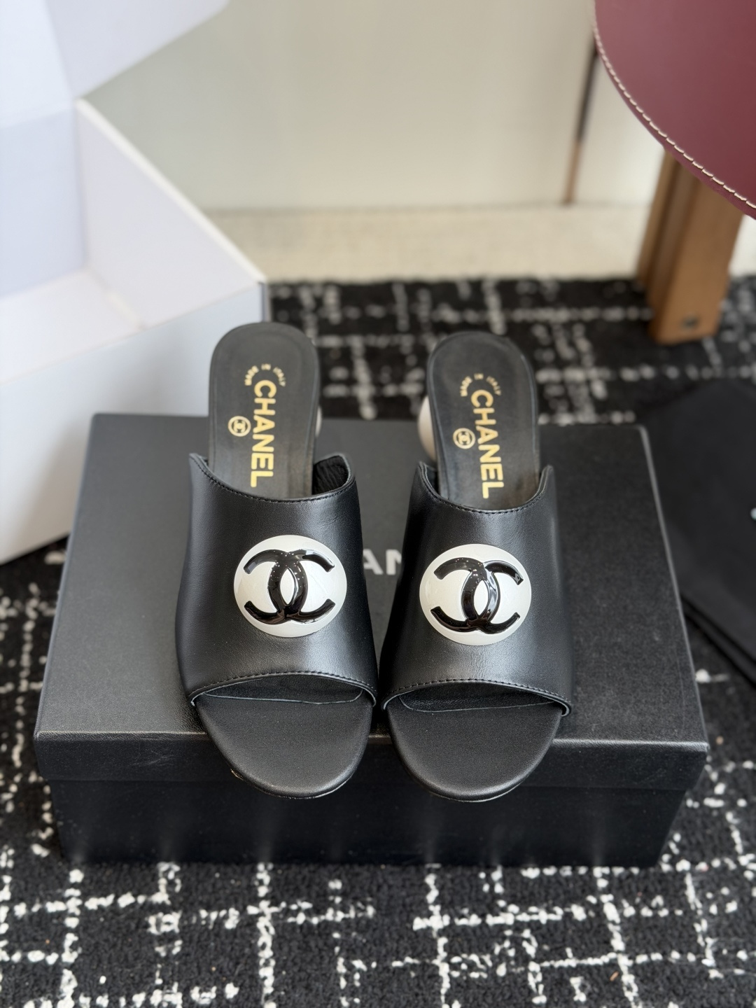 代购级Chanel 26ss 春夏系列 大珍珠跟 凉拖鞋非常火的大双C设计，独特的珍珠大扣，非常耗时耗力