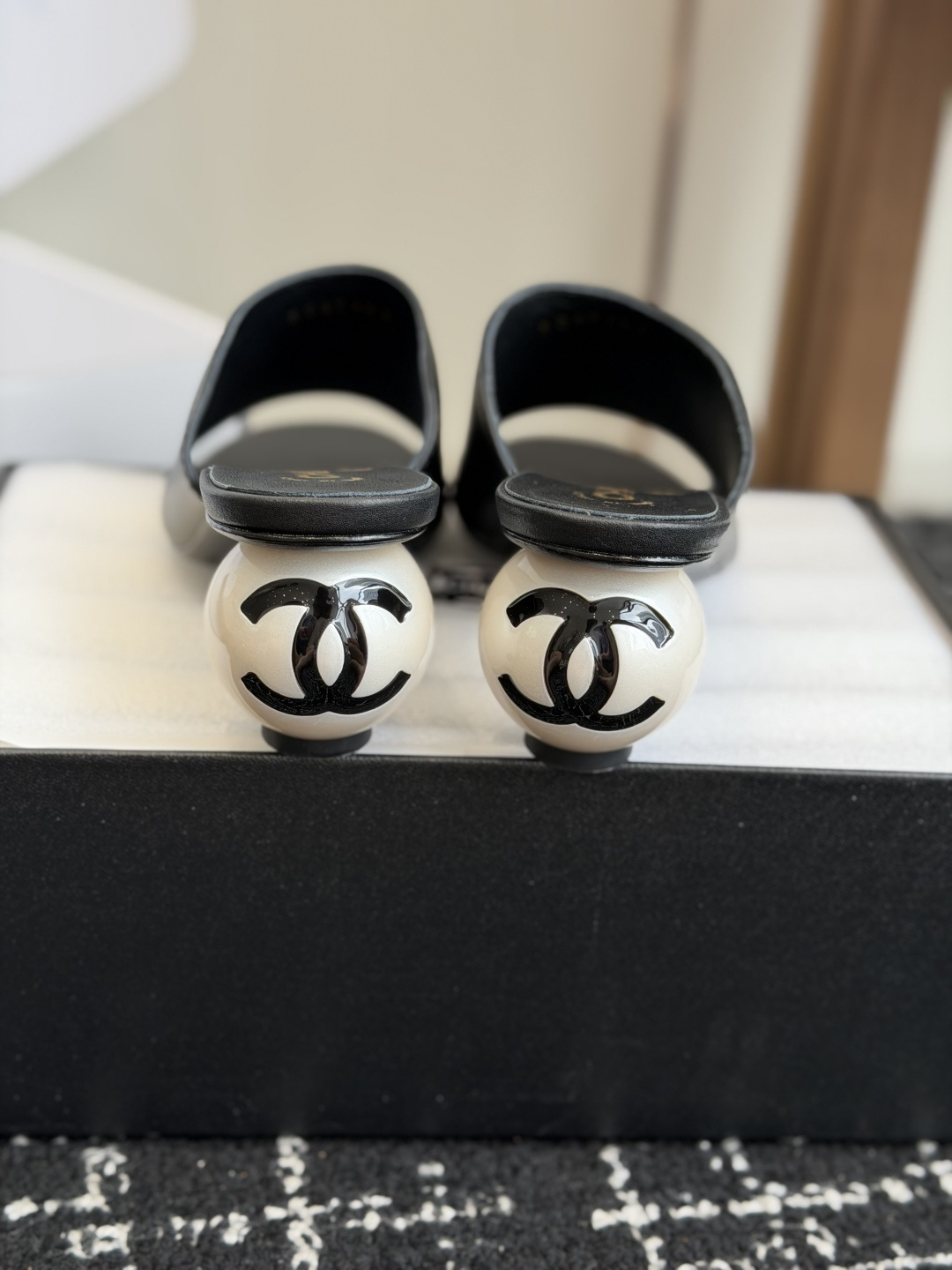 代购级Chanel 26ss 春夏系列 大珍珠跟 凉拖鞋非常火的大双C设计,独特的珍珠大扣,非常耗时耗力 代购级Chanel 26ss 春夏系列 大珍珠跟 凉拖鞋非常火的大双C设计,独特的珍珠大扣,非常耗时耗力
