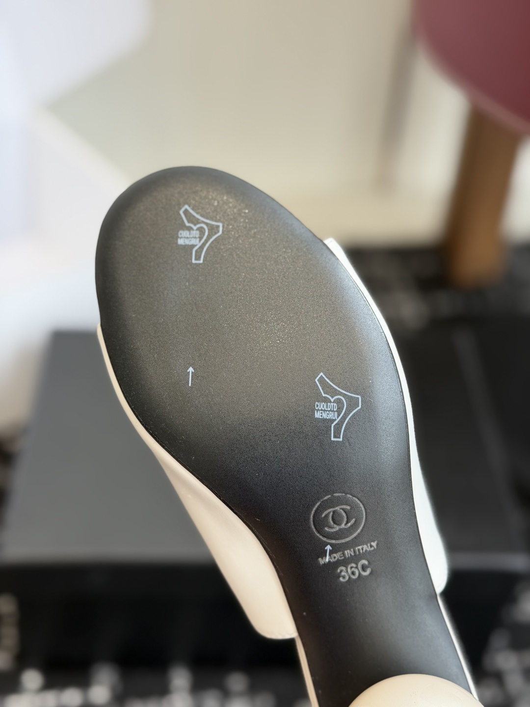代购级Chanel 26ss 春夏系列 大珍珠跟 凉拖鞋非常火的大双C设计,独特的珍珠大扣,非常耗时耗力 代购级Chanel 26ss 春夏系列 大珍珠跟 凉拖鞋非常火的大双C设计,独特的珍珠大扣,非常耗时耗力