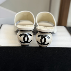 代购级Chanel 26ss 春夏系列 大珍珠跟 凉拖鞋非常火的大双C设计,独特的珍珠大扣,非常耗时耗力 代购级Chanel 26ss 春夏系列 大珍珠跟 凉拖鞋非常火的大双C设计,独特的珍珠大扣,非常耗时耗力