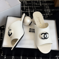 代购级Chanel 26ss 春夏系列 大珍珠跟 凉拖鞋非常火的大双C设计,独特的珍珠大扣,非常耗时耗力 代购级Chanel 26ss 春夏系列 大珍珠跟 凉拖鞋非常火的大双C设计,独特的珍珠大扣,非常耗时耗力
