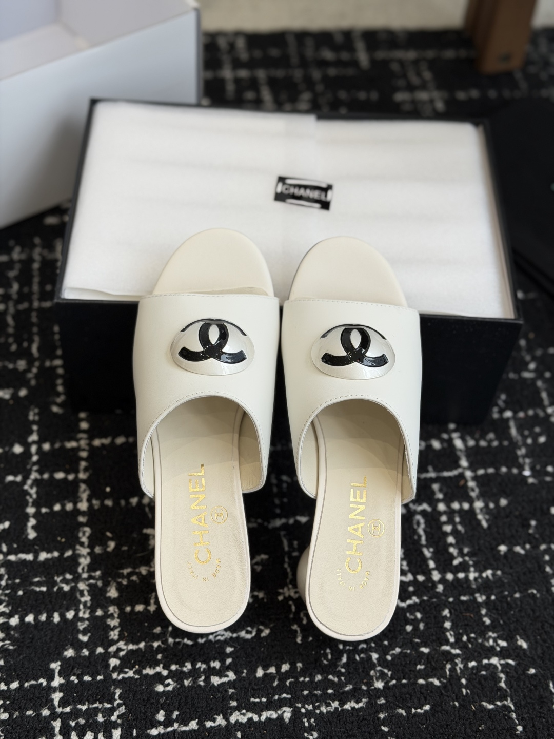 代购级Chanel 26ss 春夏系列 大珍珠跟 凉拖鞋非常火的大双C设计,独特的珍珠大扣,非常耗时耗力 代购级Chanel 26ss 春夏系列 大珍珠跟 凉拖鞋非常火的大双C设计,独特的珍珠大扣,非常耗时耗力