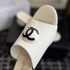 代购级Chanel 26ss 春夏系列 大珍珠跟 凉拖鞋非常火的大双C设计,独特的珍珠大扣,非常耗时耗力 代购级Chanel 26ss 春夏系列 大珍珠跟 凉拖鞋非常火的大双C设计,独特的珍珠大扣,非常耗时耗力