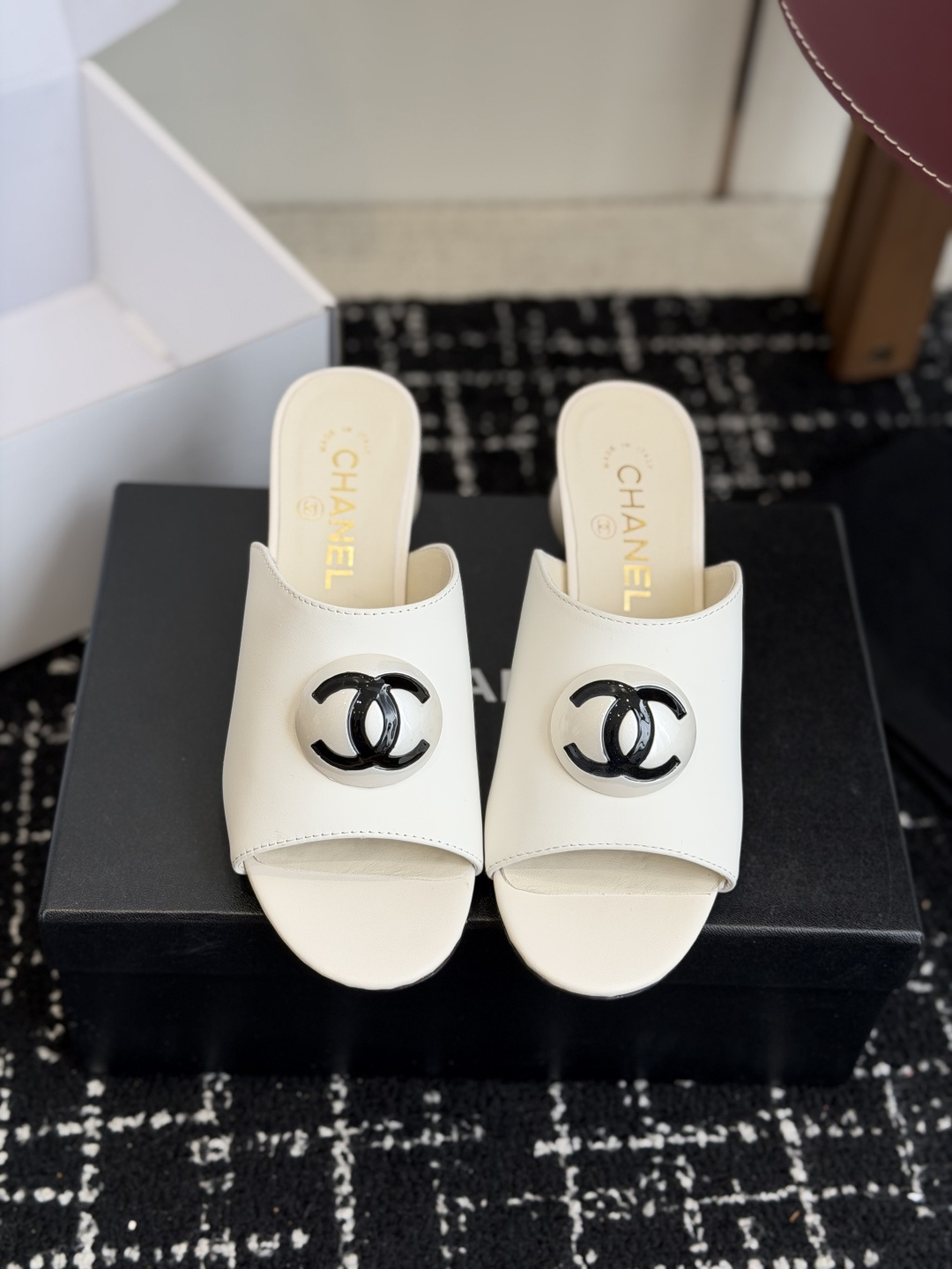 代购级Chanel 26ss 春夏系列 大珍珠跟 凉拖鞋非常火的大双C设计，独特的珍珠大扣，非常耗时耗力