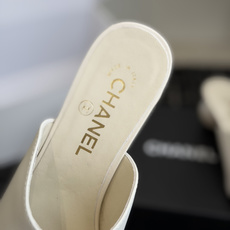 代购级Chanel 26ss 春夏系列 大珍珠跟 凉拖鞋非常火的大双C设计,独特的珍珠大扣,非常耗时耗力 代购级Chanel 26ss 春夏系列 大珍珠跟 凉拖鞋非常火的大双C设计,独特的珍珠大扣,非常耗时耗力