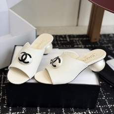 代购级Chanel 26ss 春夏系列 大珍珠跟 凉拖鞋非常火的大双C设计,独特的珍珠大扣,非常耗时耗力 代购级Chanel 26ss 春夏系列 大珍珠跟 凉拖鞋非常火的大双C设计,独特的珍珠大扣,非常耗时耗力