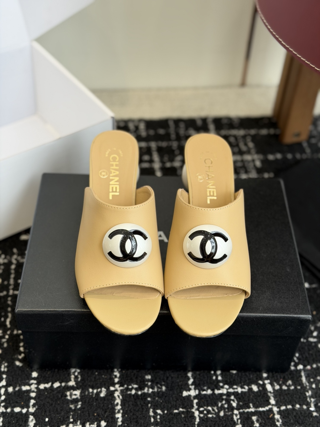 NO:817519,Purchasing agent Chanel 26ss spring and summer series large pearl heels sandals very popular large double C design, unique large pearl buckle, very time-consuming and labor-intensive, the retro classic rich C flavor will be passed down forever!  Fabric imported sheepskin, imported patent leather, lining sheepskin, outsole, Italian genuine leather outsole, heel height 5.5cm, Size#35-41 (40 41 customized, non-refundable), high heels and slippers, chanel, high heels, slippers, sheepskin, Leather soles19860909代购级 Chanel 26ss 春夏系列 大珍珠跟 凉拖鞋 非常火的大双C设计,独特的珍珠大扣,非常耗时耗力,复古经典浓郁C味永久流传！ 面料进口羊皮 进口漆皮 内里羊皮 大底意大利真皮大底 跟高5.5cm Size#35-41（40 41订做不退换）,高跟鞋拖鞋,chanel,high heels,slippers,sheepskin,Leather soles,Women's Shoes