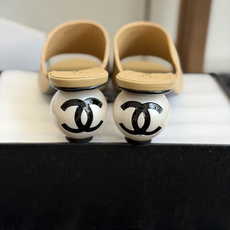 代购级Chanel 26ss 春夏系列 大珍珠跟 凉拖鞋非常火的大双C设计,独特的珍珠大扣,非常耗时耗力 代购级Chanel 26ss 春夏系列 大珍珠跟 凉拖鞋非常火的大双C设计,独特的珍珠大扣,非常耗时耗力