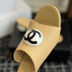 代购级Chanel 26ss 春夏系列 大珍珠跟 凉拖鞋非常火的大双C设计,独特的珍珠大扣,非常耗时耗力 代购级Chanel 26ss 春夏系列 大珍珠跟 凉拖鞋非常火的大双C设计,独特的珍珠大扣,非常耗时耗力