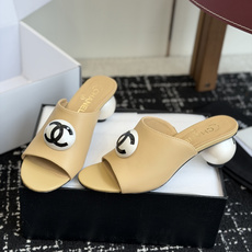 代购级Chanel 26ss 春夏系列 大珍珠跟 凉拖鞋非常火的大双C设计,独特的珍珠大扣,非常耗时耗力 代购级Chanel 26ss 春夏系列 大珍珠跟 凉拖鞋非常火的大双C设计,独特的珍珠大扣,非常耗时耗力