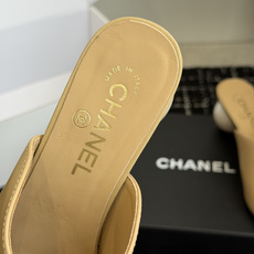 代购级Chanel 26ss 春夏系列 大珍珠跟 凉拖鞋非常火的大双C设计,独特的珍珠大扣,非常耗时耗力 代购级Chanel 26ss 春夏系列 大珍珠跟 凉拖鞋非常火的大双C设计,独特的珍珠大扣,非常耗时耗力