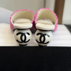 代购级Chanel 26ss 春夏系列 大珍珠跟 凉拖鞋非常火的大双C设计,独特的珍珠大扣,非常耗时耗力 代购级Chanel 26ss 春夏系列 大珍珠跟 凉拖鞋非常火的大双C设计,独特的珍珠大扣,非常耗时耗力