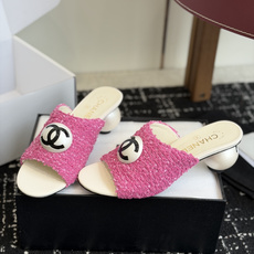 代购级Chanel 26ss 春夏系列 大珍珠跟 凉拖鞋非常火的大双C设计,独特的珍珠大扣,非常耗时耗力 代购级Chanel 26ss 春夏系列 大珍珠跟 凉拖鞋非常火的大双C设计,独特的珍珠大扣,非常耗时耗力