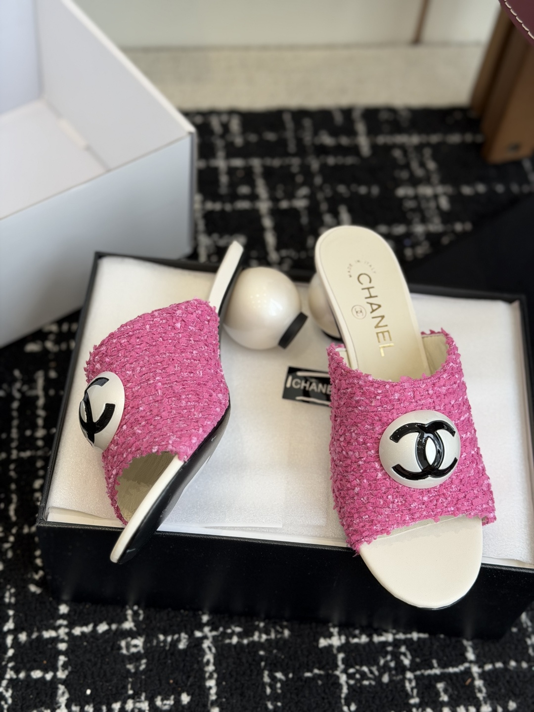 代购级Chanel 26ss 春夏系列 大珍珠跟 凉拖鞋非常火的大双C设计,独特的珍珠大扣,非常耗时耗力 代购级Chanel 26ss 春夏系列 大珍珠跟 凉拖鞋非常火的大双C设计,独特的珍珠大扣,非常耗时耗力