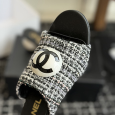 代购级Chanel 26ss 春夏系列 大珍珠跟 凉拖鞋非常火的大双C设计,独特的珍珠大扣,非常耗时耗力 代购级Chanel 26ss 春夏系列 大珍珠跟 凉拖鞋非常火的大双C设计,独特的珍珠大扣,非常耗时耗力