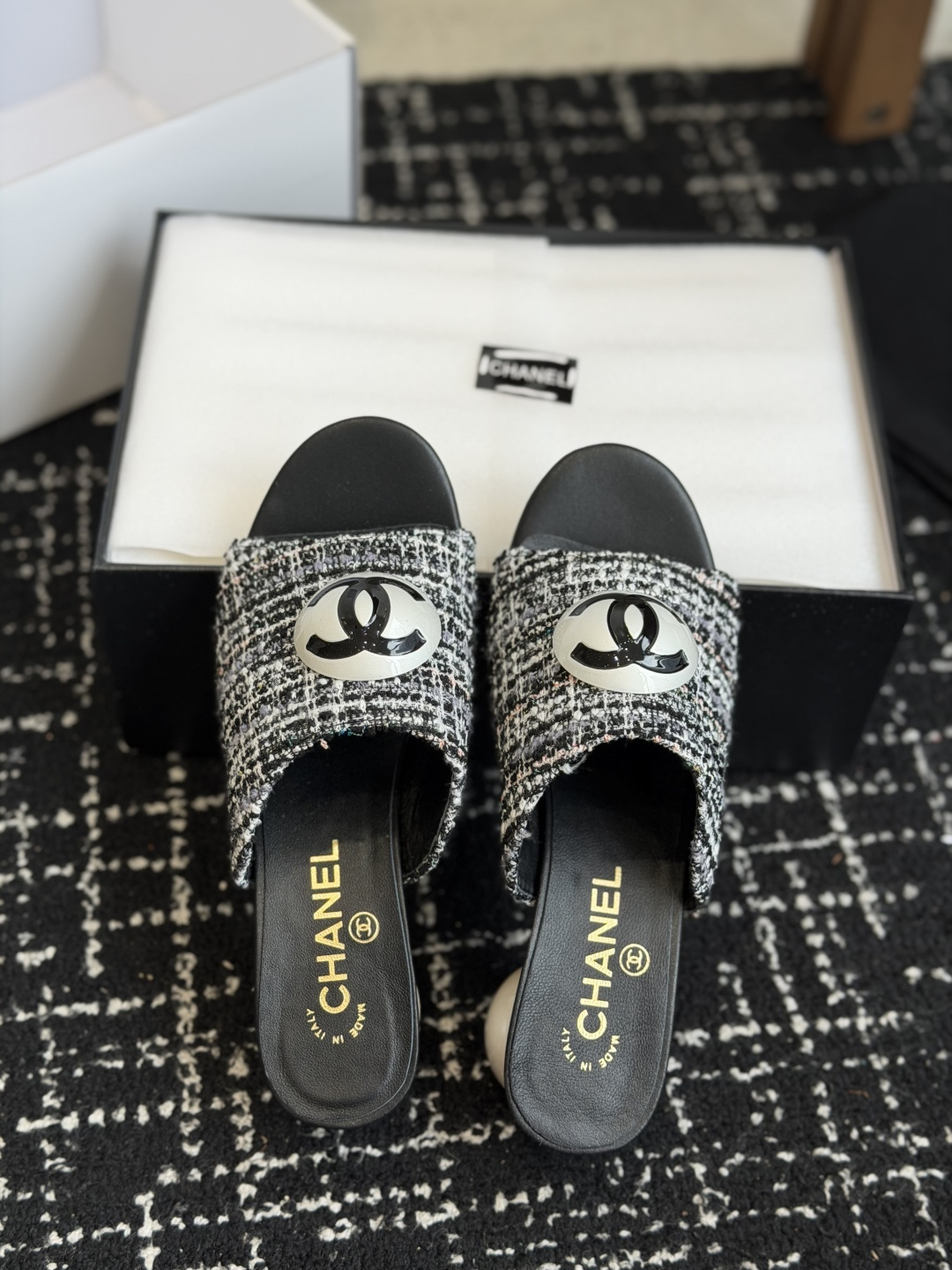 代购级Chanel 26ss 春夏系列 大珍珠跟 凉拖鞋非常火的大双C设计,独特的珍珠大扣,非常耗时耗力 代购级Chanel 26ss 春夏系列 大珍珠跟 凉拖鞋非常火的大双C设计,独特的珍珠大扣,非常耗时耗力