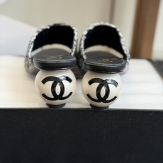 代购级Chanel 26ss 春夏系列 大珍珠跟 凉拖鞋非常火的大双C设计,独特的珍珠大扣,非常耗时耗力 代购级Chanel 26ss 春夏系列 大珍珠跟 凉拖鞋非常火的大双C设计,独特的珍珠大扣,非常耗时耗力