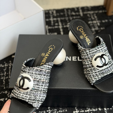 代购级Chanel 26ss 春夏系列 大珍珠跟 凉拖鞋非常火的大双C设计,独特的珍珠大扣,非常耗时耗力 代购级Chanel 26ss 春夏系列 大珍珠跟 凉拖鞋非常火的大双C设计,独特的珍珠大扣,非常耗时耗力
