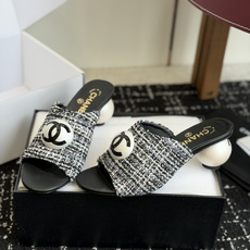代购级Chanel 26ss 春夏系列 大珍珠跟 凉拖鞋非常火的大双C设计,独特的珍珠大扣,非常耗时耗力 代购级Chanel 26ss 春夏系列 大珍珠跟 凉拖鞋非常火的大双C设计,独特的珍珠大扣,非常耗时耗力