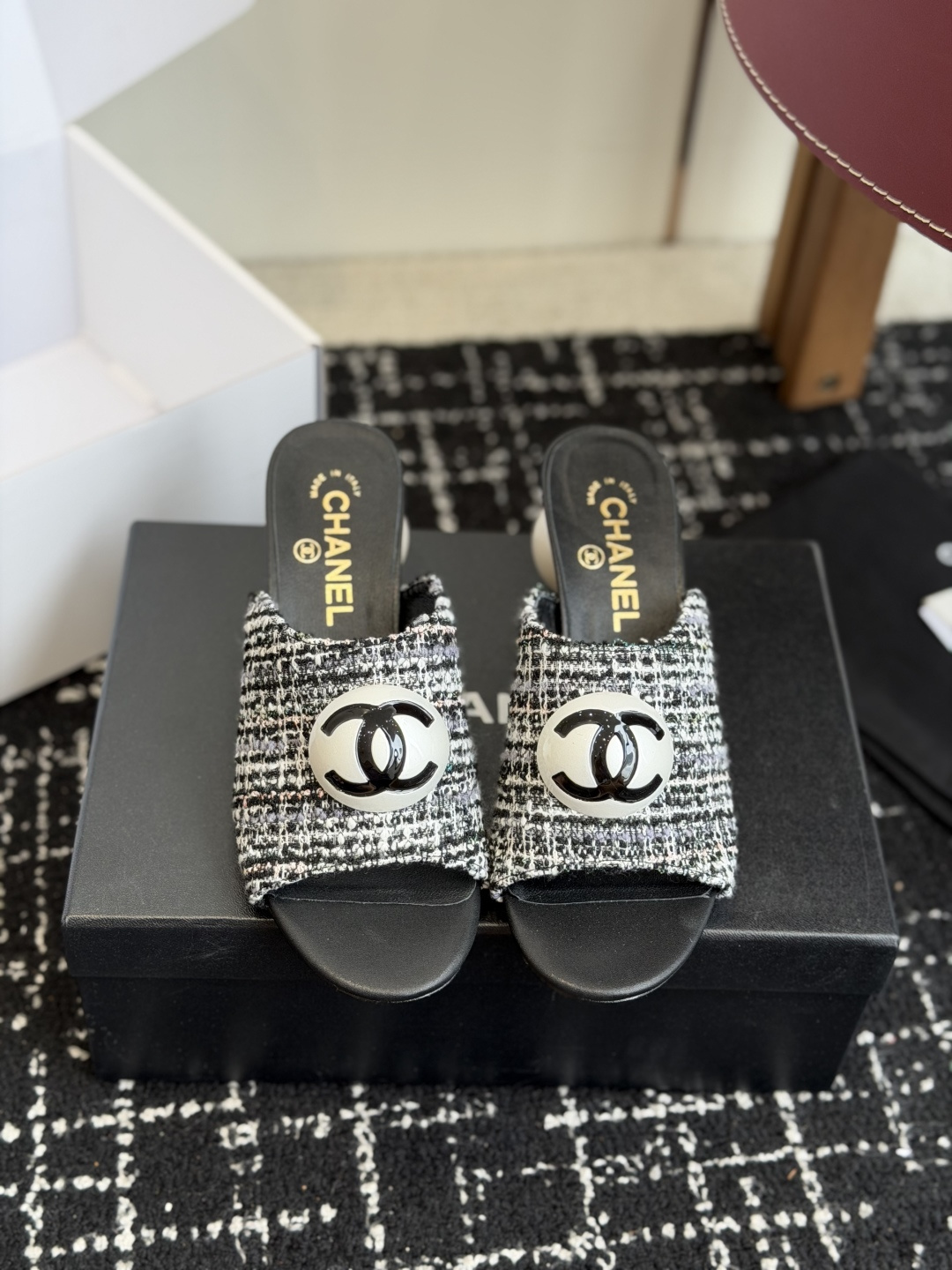 NO:817523,Purchasing agent Chanel 26ss spring and summer series large pearl heels sandals very popular large double C design, unique large pearl buckle, very time-consuming and labor-intensive, the retro classic rich C flavor will be passed down forever!  Fabric: special woven fabric, sheepskin lining, outsole, Italian leather outsole, heel height 5.5cm, Size#35-41 (40-41 custom-made, non-refundable), high heels and slippers, chanel, high heels, slippers, sheepskin, Leather soles19860909代购级 Chanel 26ss 春夏系列 大珍珠跟 凉拖鞋 非常火的大双C设计,独特的珍珠大扣,非常耗时耗力,复古经典浓郁C味永久流传！ 面料特殊编织布 内里羊皮 大底意大利真皮大底 跟高5.5cm Size#35-41（40 41订做不退换）,高跟鞋拖鞋,chanel,high heels,slippers,sheepskin,Leather soles,Women's Shoes
