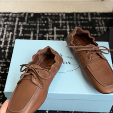 代购级Prada 普拉达新款乐福鞋 鞋面羊皮有肌理感,内里羊皮包裹,软软糯糯的踩上去无比舒适,有支撑感, 代购级Prada 普拉达新款乐福鞋 鞋面羊皮有肌理感,内里羊皮包裹,软软糯糯的踩上去无比舒适,有支撑感,