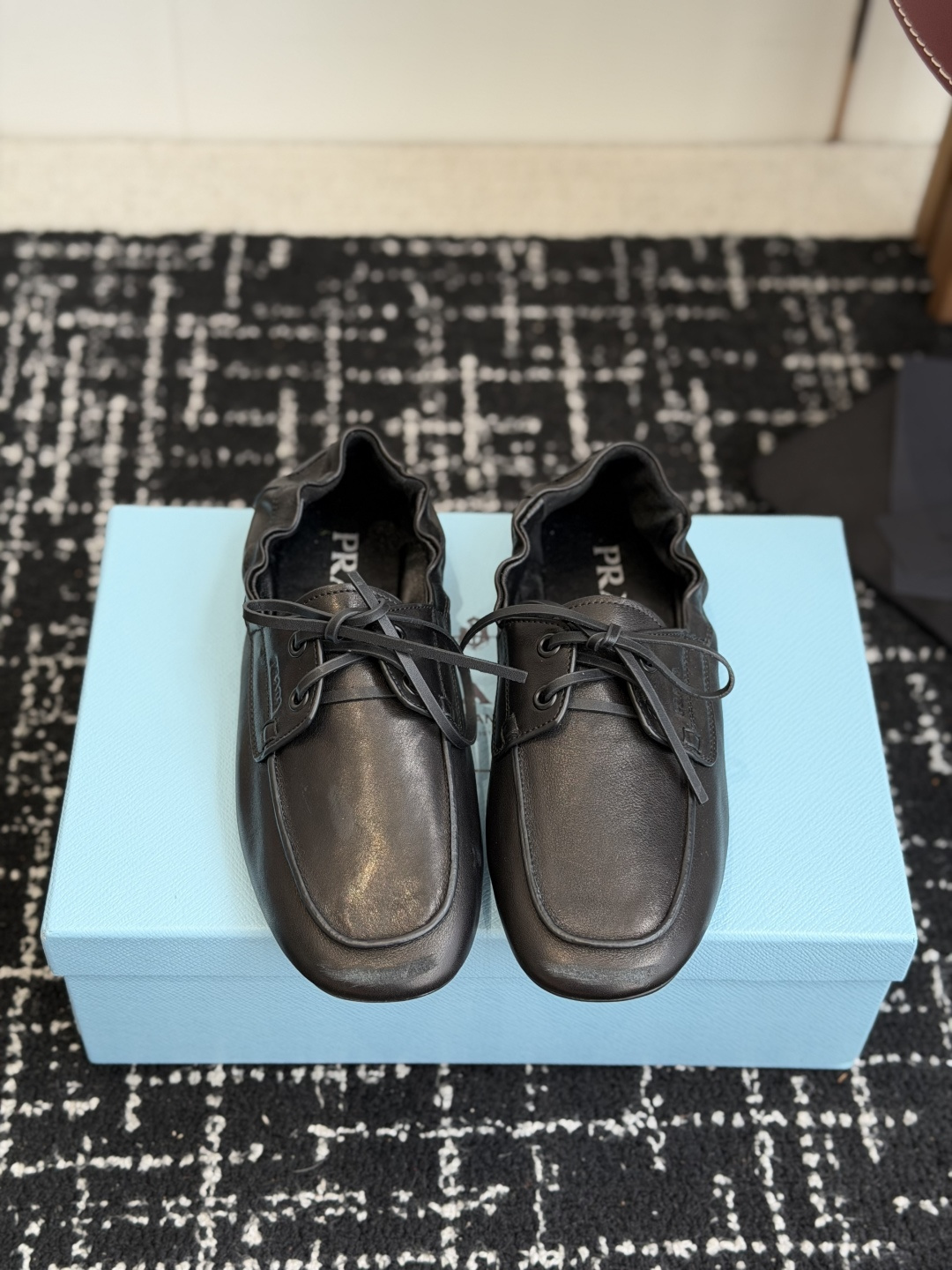 NO:817515,Purchasing agent level Prada Prada's new loafers have a textured sheepskin upper, and are wrapped in sheepskin inside. They are soft and waxy. They are extremely comfortable to step on, have a sense of support, and feel well wrapped. The shoe shape is full of wrapping, light and easy to wear. A practical casual shoe that makes your legs look taller and longer!  The white color is clean and refreshing. It is needed all year round. It can be easily matched with skirts and trousers. The first layer of the fabric is vegetable-tanned calf. The rubber sole is large. Size #Female 35-40 (custom-made for 40, non-refundable), casual shoes/sports shoes, prada, prada, loafers, sneakers, skirts, sheepskin19860909代购级 Prada 普拉达新款乐福鞋 鞋面羊皮有肌理感,内里羊皮包裹,软软糯糯的 踩上去无比舒适,有支撑感,又包裹得很好的感觉 鞋型包裹感十足,轻便好穿 实用的一款休闲鞋,显高显大长腿！ 白色干净清爽,一年四季都需要,配裙子,裤子都能轻松 面料头层植鞣小牛 大底橡胶大底 Size#女35-40（40订做不退换）,休闲鞋/运动鞋,prada,prada,loafers,sneakers,skirts,sheepskin,Women's Shoes