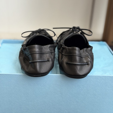 代购级Prada 普拉达新款乐福鞋 鞋面羊皮有肌理感,内里羊皮包裹,软软糯糯的踩上去无比舒适,有支撑感, 代购级Prada 普拉达新款乐福鞋 鞋面羊皮有肌理感,内里羊皮包裹,软软糯糯的踩上去无比舒适,有支撑感,