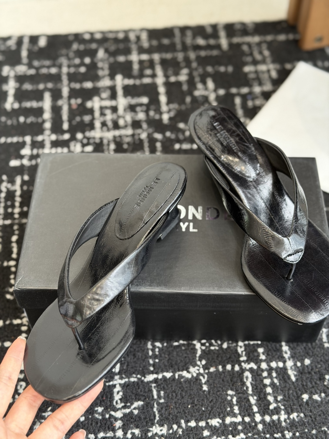 东莞代购级小众品牌LE MONDE慵懒风夹趾高跟凉拖 全鞋内里+脚床均采用透气亲肤软皮内里,搭配加厚人体 东莞代购级小众品牌LE MONDE慵懒风夹趾高跟凉拖 全鞋内里+脚床均采用透气亲肤软皮内里,搭配加厚人体