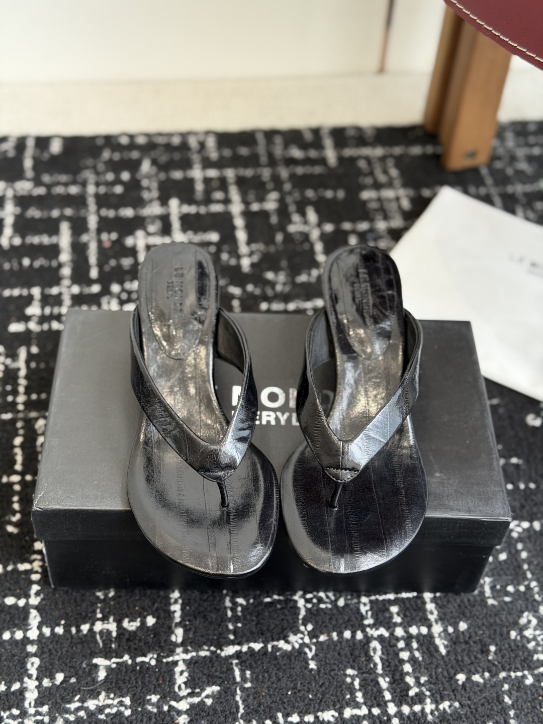 东莞代购级小众品牌LE MONDE慵懒风夹趾高跟凉拖 全鞋内里+脚床均采用透气亲肤软皮内里，搭配加厚人体