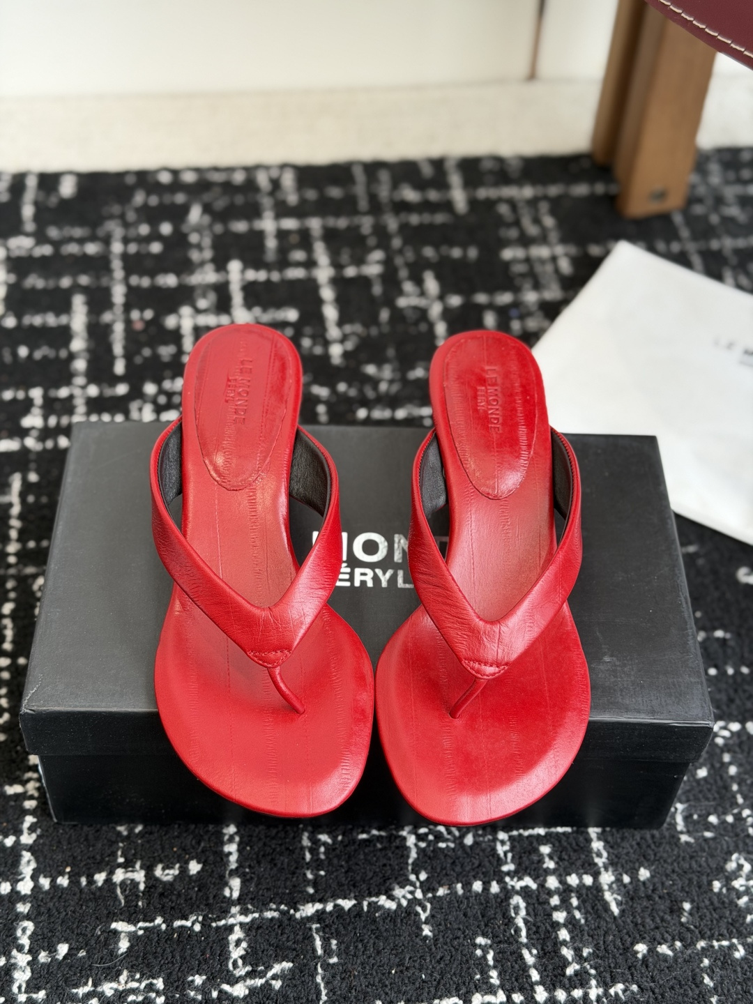 东莞代购级小众品牌LE MONDE慵懒风夹趾高跟凉拖 全鞋内里+脚床均采用透气亲肤软皮内里，搭配加厚人体