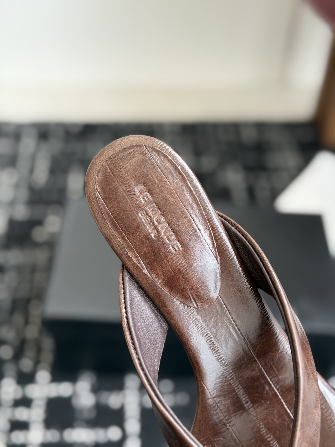 东莞代购级小众品牌LE MONDE慵懒风夹趾高跟凉拖 全鞋内里+脚床均采用透气亲肤软皮内里,搭配加厚人体 东莞代购级小众品牌LE MONDE慵懒风夹趾高跟凉拖 全鞋内里+脚床均采用透气亲肤软皮内里,搭配加厚人体