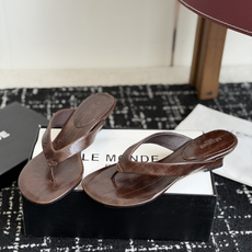 东莞代购级小众品牌LE MONDE慵懒风夹趾高跟凉拖 全鞋内里+脚床均采用透气亲肤软皮内里,搭配加厚人体 东莞代购级小众品牌LE MONDE慵懒风夹趾高跟凉拖 全鞋内里+脚床均采用透气亲肤软皮内里,搭配加厚人体